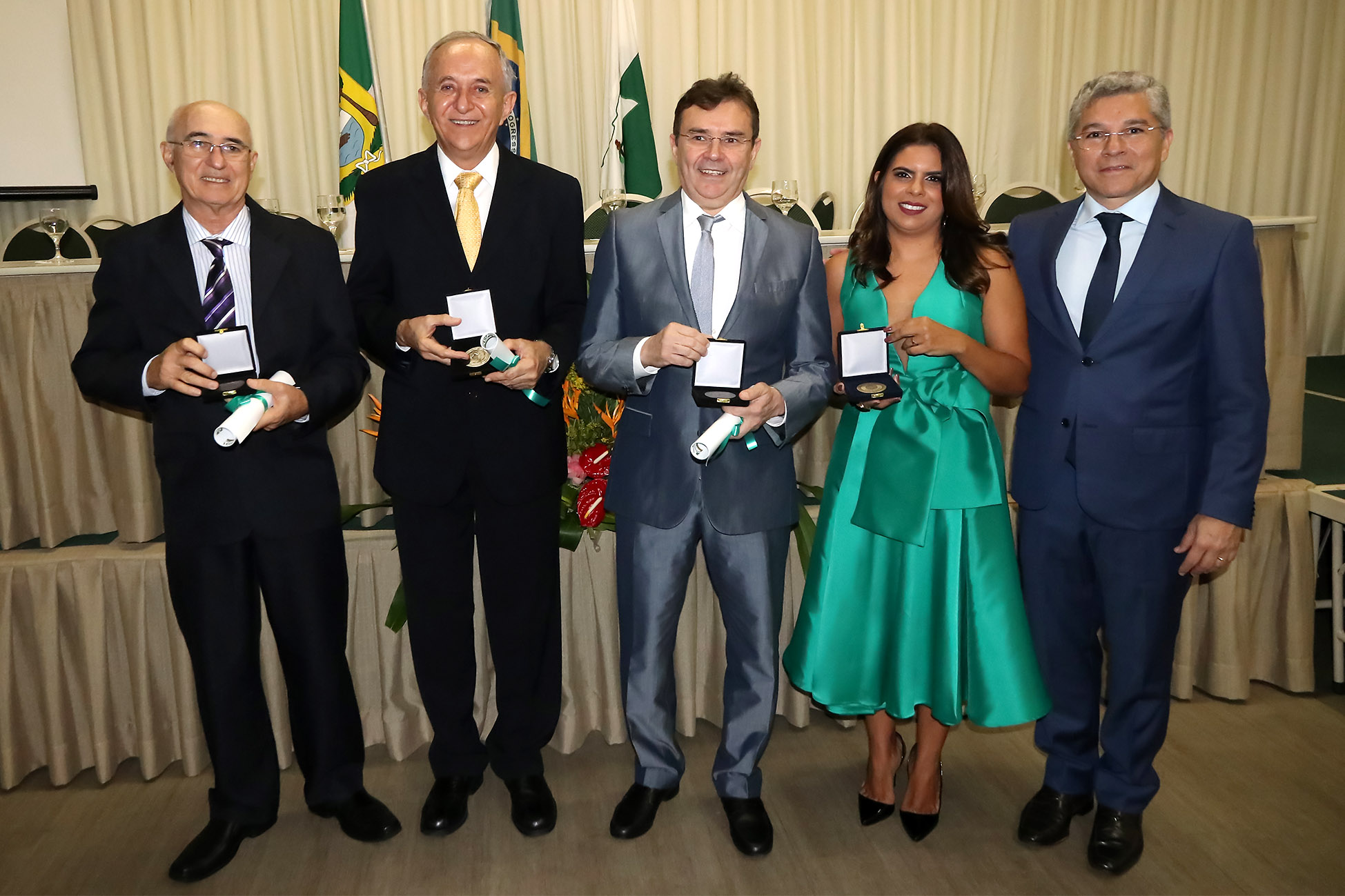 Da esquerda para direita, os homenageados da noite Dr. Tertuliano Neto, Dr. Armando Araújo, Dr. Madson Vidal, Dra. Gisele Leite e o presidente do CREMERN, Dr. Marcos Lima de Freitas. 